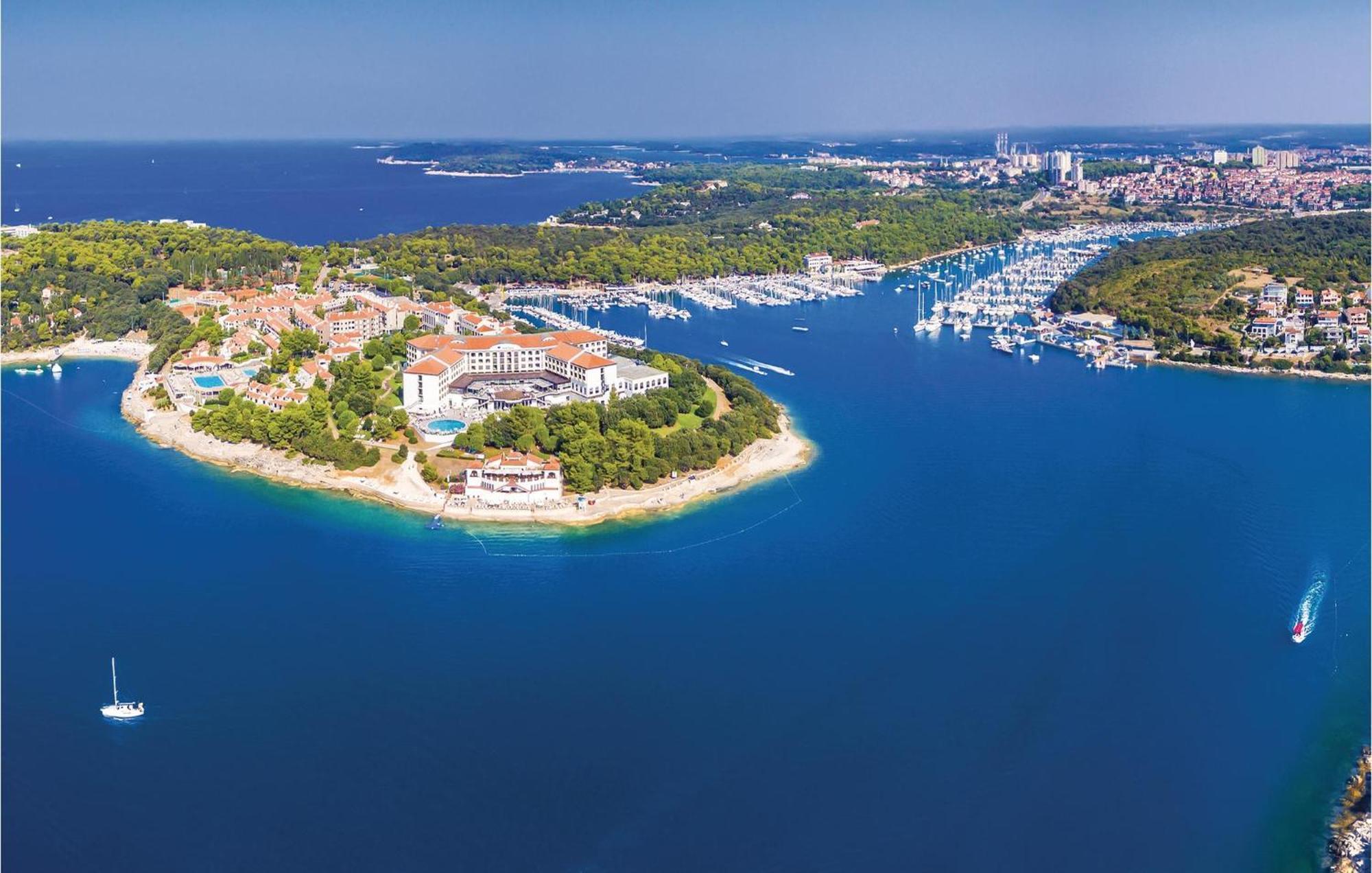 1 Bedroom Cozy Apartment In Pula Bagian luar foto
